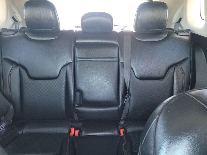 Jeep Compass Vehicle Full-screen Gallery Image 13