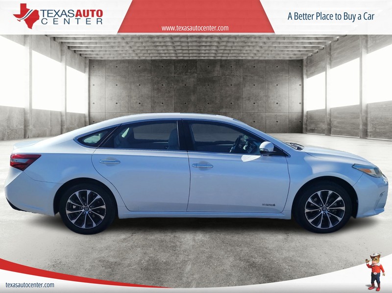 Toyota Avalon Hybrid Vehicle Full-screen Gallery Image 03