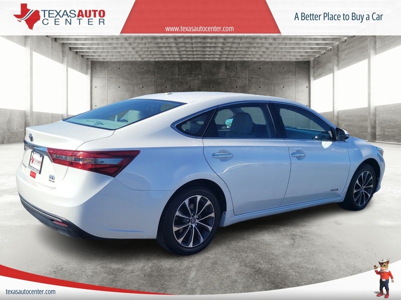 Toyota Avalon Hybrid Vehicle Full-screen Gallery Image 06