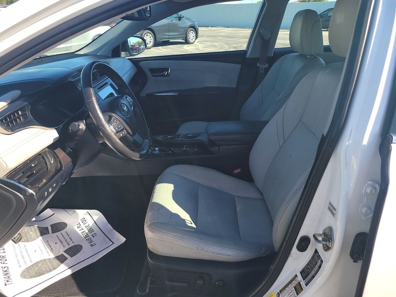 Toyota Avalon Hybrid Vehicle Full-screen Gallery Image 08