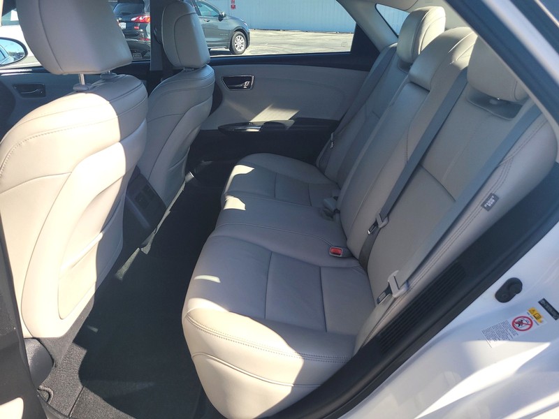 Toyota Avalon Hybrid Vehicle Full-screen Gallery Image 09