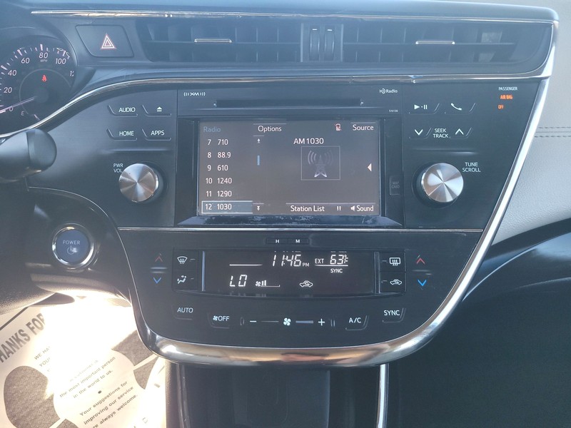 Toyota Avalon Hybrid Vehicle Full-screen Gallery Image 10