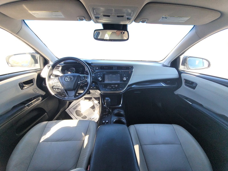 Toyota Avalon Hybrid Vehicle Full-screen Gallery Image 13