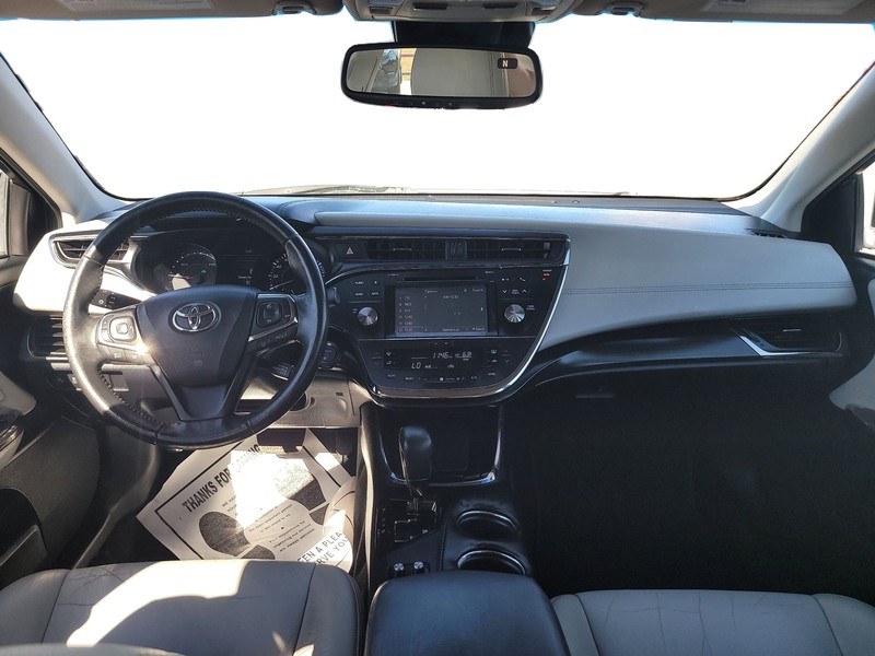 Toyota Avalon Hybrid Vehicle Full-screen Gallery Image 14