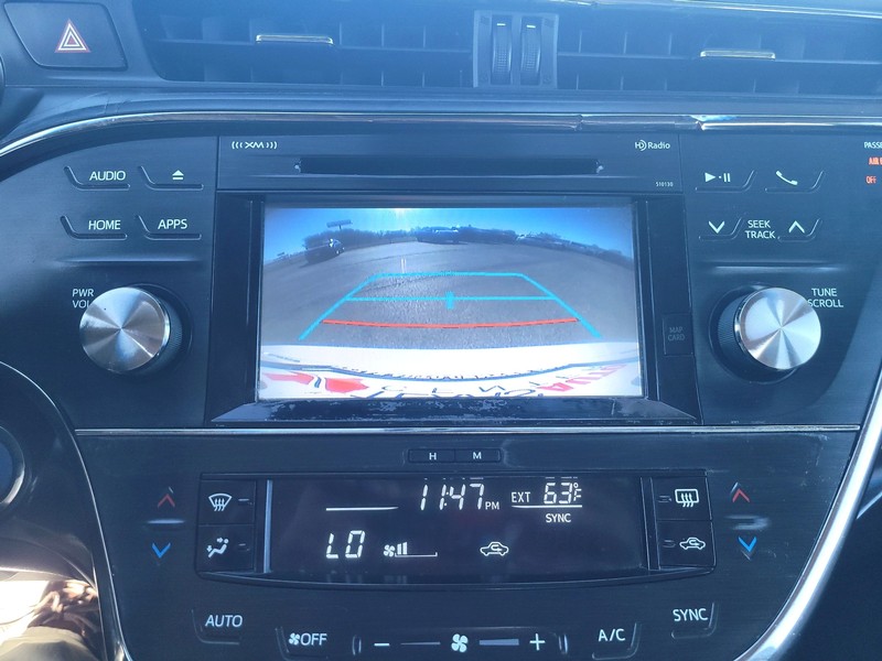 Toyota Avalon Hybrid Vehicle Full-screen Gallery Image 16