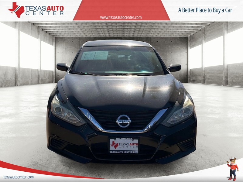 Nissan Altima Vehicle Full-screen Gallery Image 03