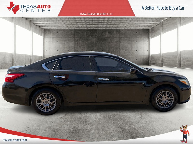 Nissan Altima Vehicle Full-screen Gallery Image 04
