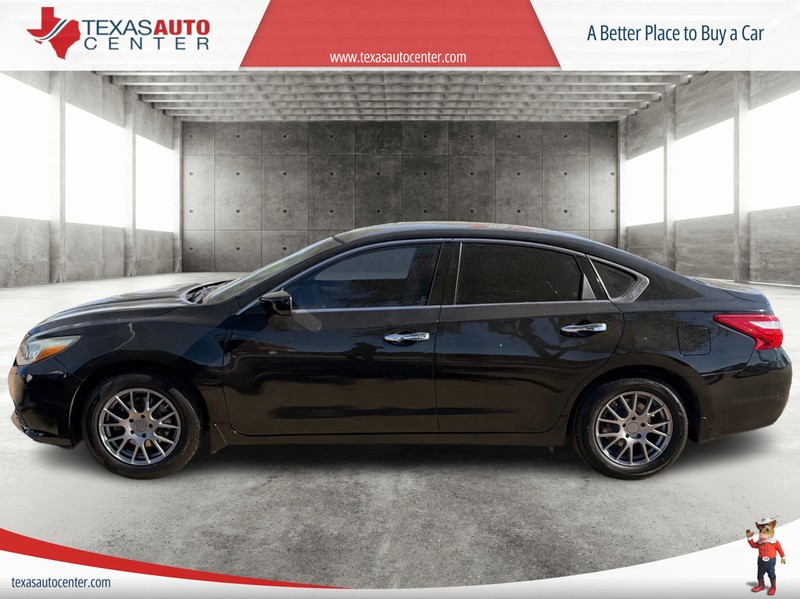 Nissan Altima Vehicle Full-screen Gallery Image 05