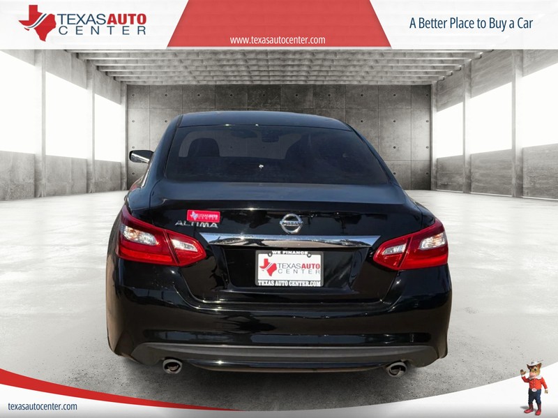 Nissan Altima Vehicle Full-screen Gallery Image 06