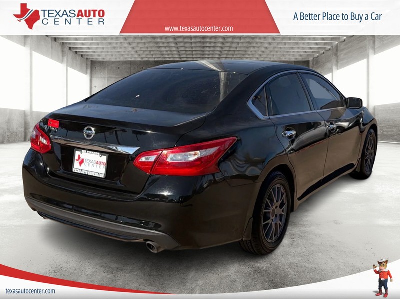 Nissan Altima Vehicle Full-screen Gallery Image 07