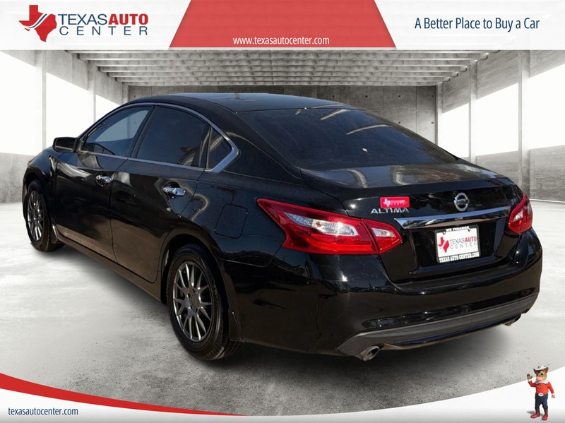Nissan Altima Vehicle Full-screen Gallery Image 08