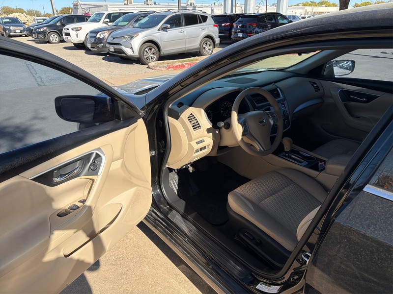 Nissan Altima Vehicle Full-screen Gallery Image 09