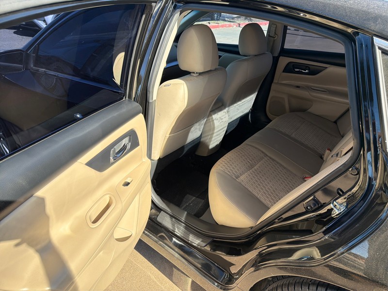 Nissan Altima Vehicle Full-screen Gallery Image 10