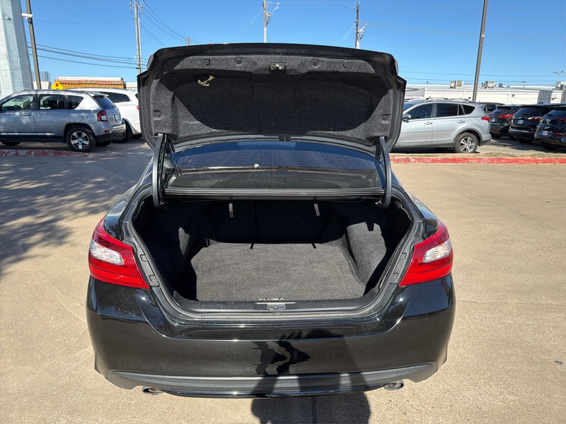 Nissan Altima Vehicle Full-screen Gallery Image 11