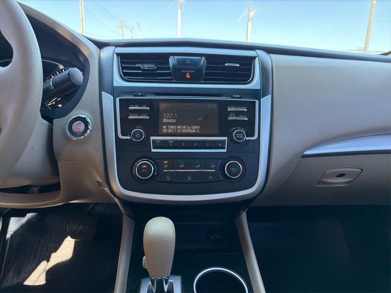 Nissan Altima Vehicle Full-screen Gallery Image 12