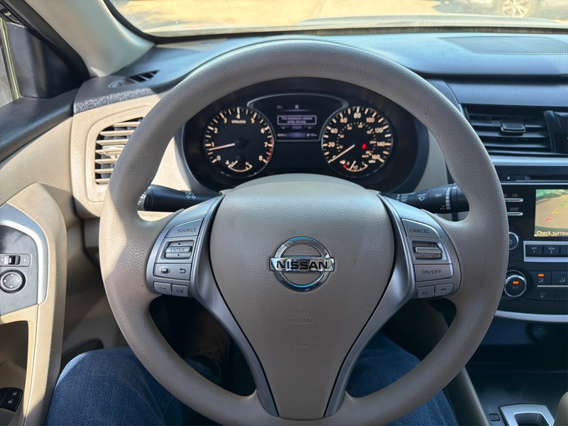 Nissan Altima Vehicle Full-screen Gallery Image 14