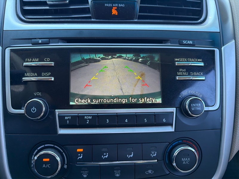 Nissan Altima Vehicle Full-screen Gallery Image 17