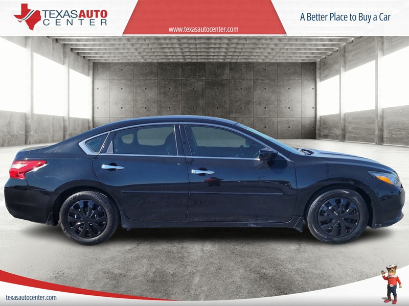 Nissan Altima Vehicle Full-screen Gallery Image 04