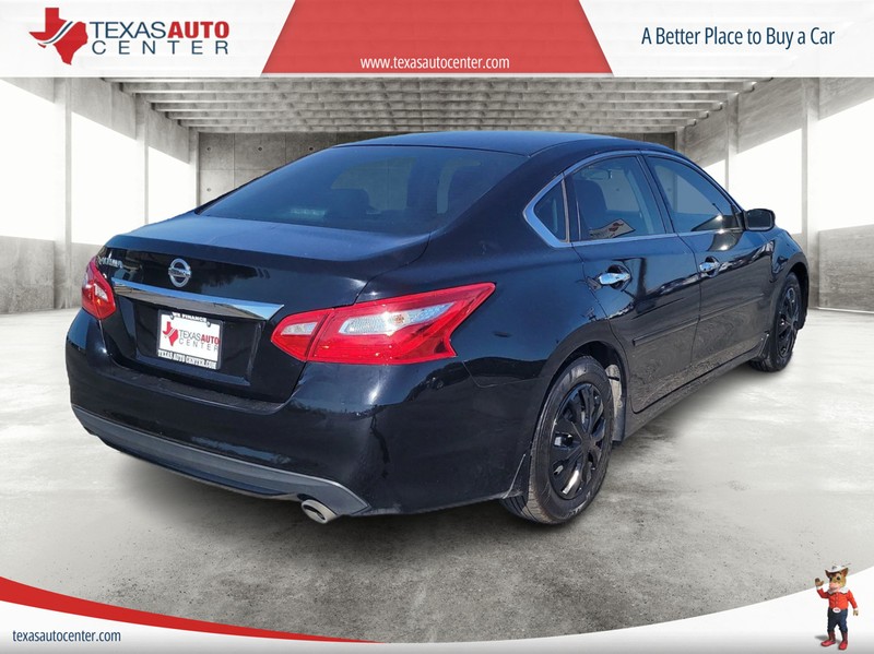 Nissan Altima Vehicle Full-screen Gallery Image 05