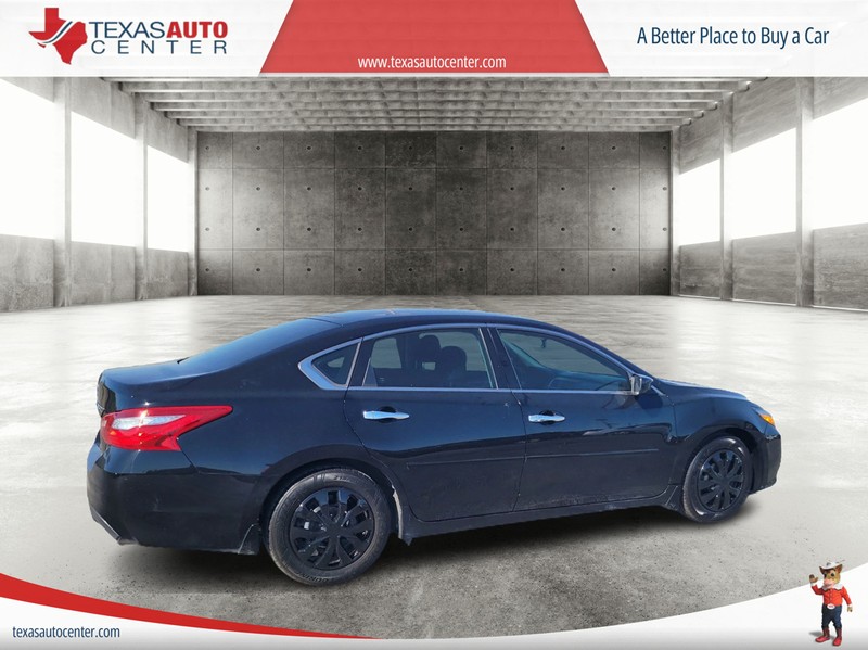 Nissan Altima Vehicle Full-screen Gallery Image 06