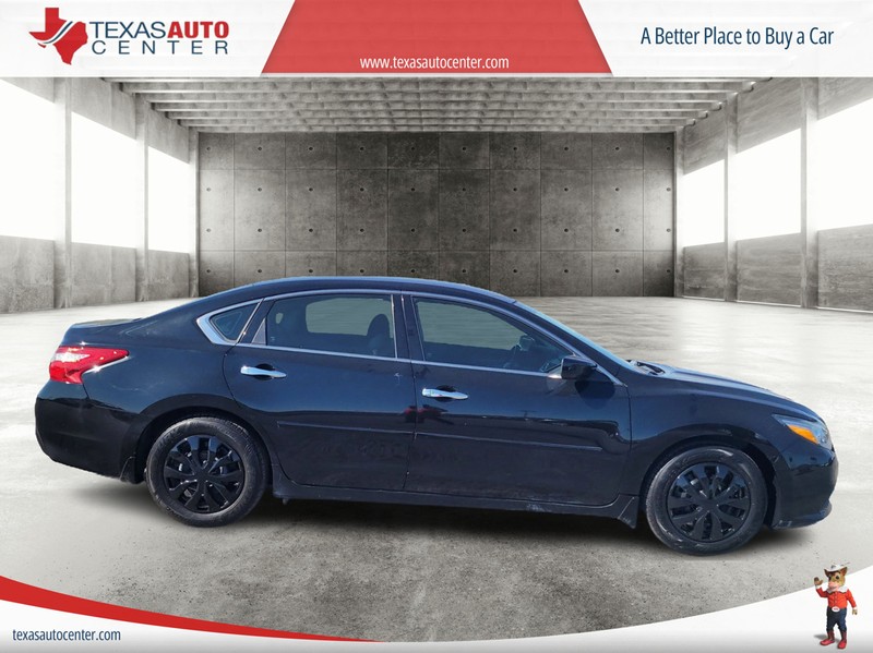 Nissan Altima Vehicle Full-screen Gallery Image 07