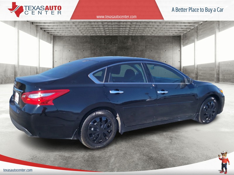 Nissan Altima Vehicle Full-screen Gallery Image 08