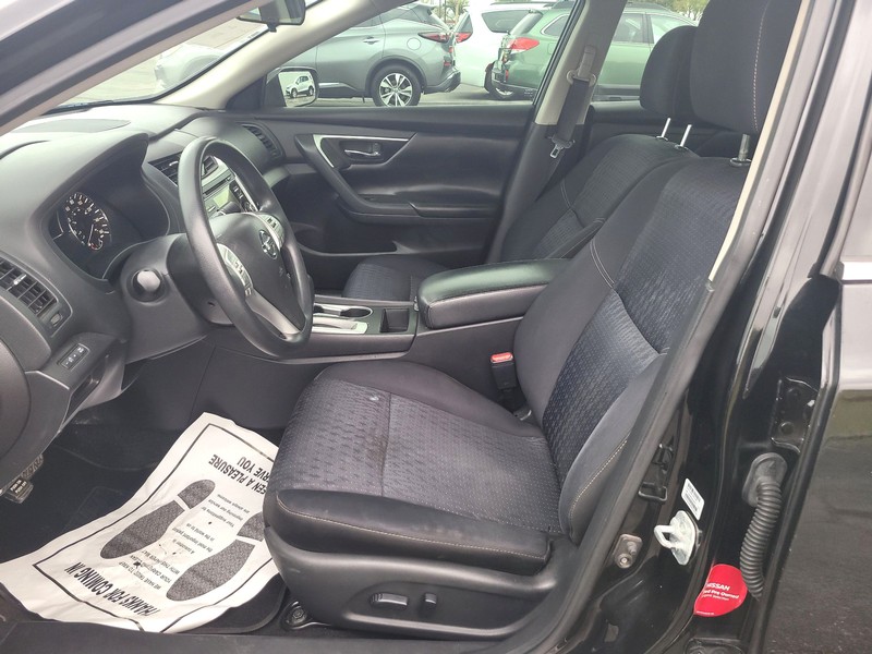 Nissan Altima Vehicle Full-screen Gallery Image 09