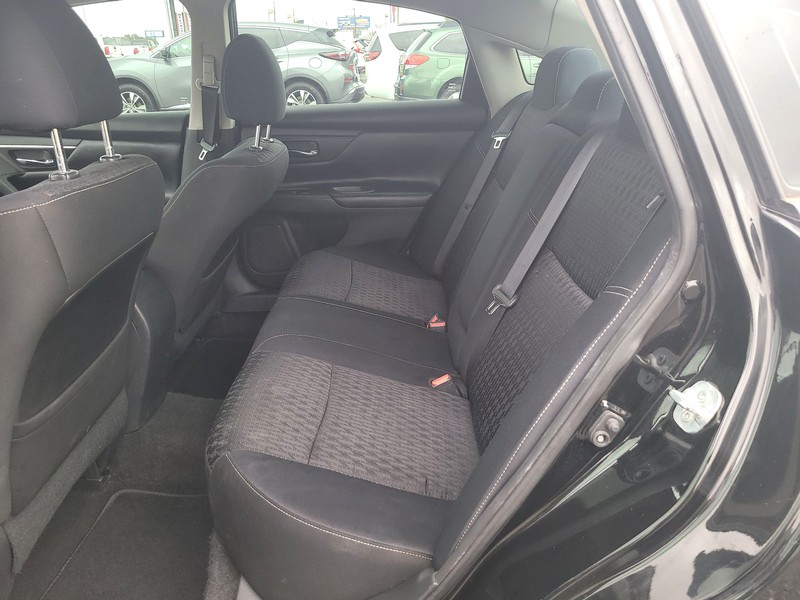 Nissan Altima Vehicle Full-screen Gallery Image 10