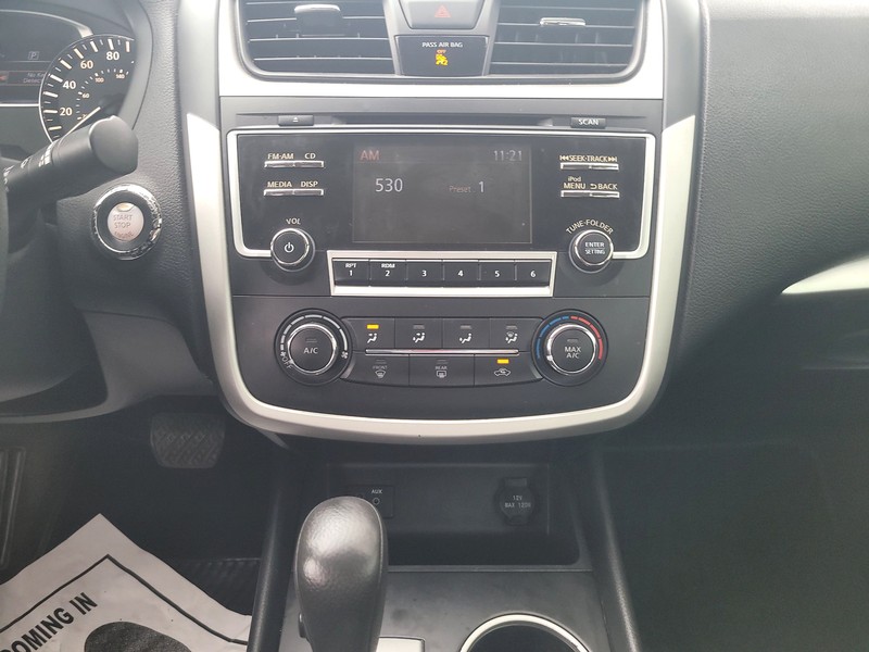 Nissan Altima Vehicle Full-screen Gallery Image 11