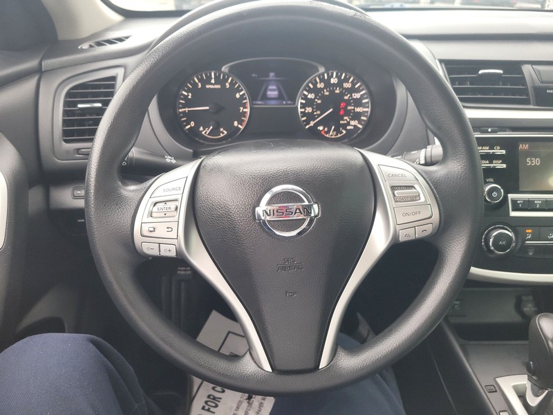 Nissan Altima Vehicle Full-screen Gallery Image 13