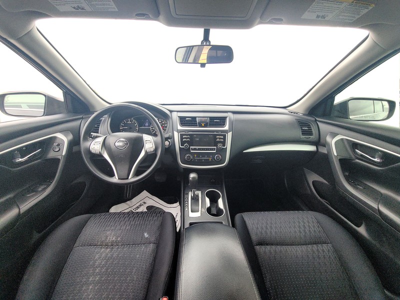 Nissan Altima Vehicle Full-screen Gallery Image 14
