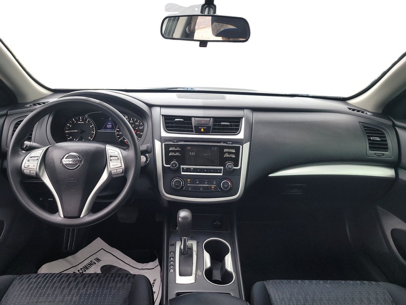 Nissan Altima Vehicle Full-screen Gallery Image 15