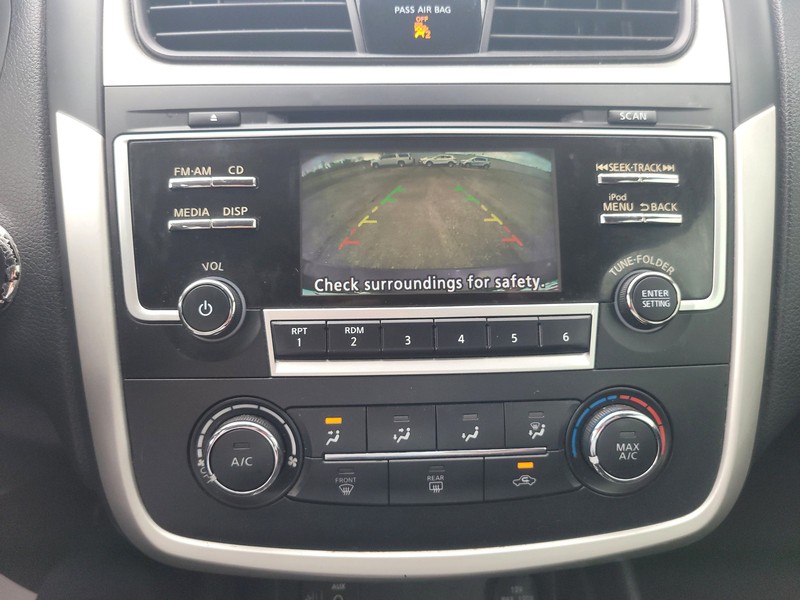 Nissan Altima Vehicle Full-screen Gallery Image 16