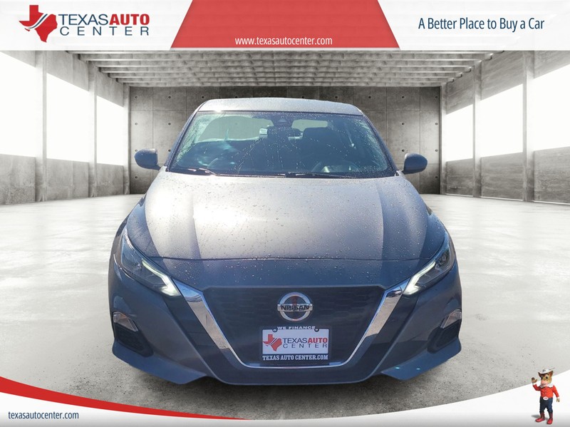 Nissan Altima Vehicle Full-screen Gallery Image 03