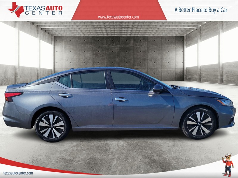 Nissan Altima Vehicle Full-screen Gallery Image 04