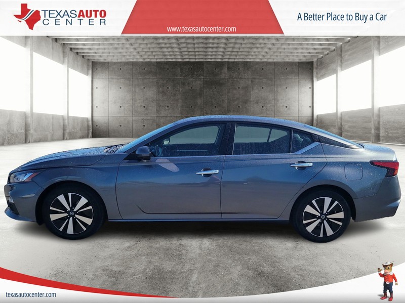 Nissan Altima Vehicle Full-screen Gallery Image 05