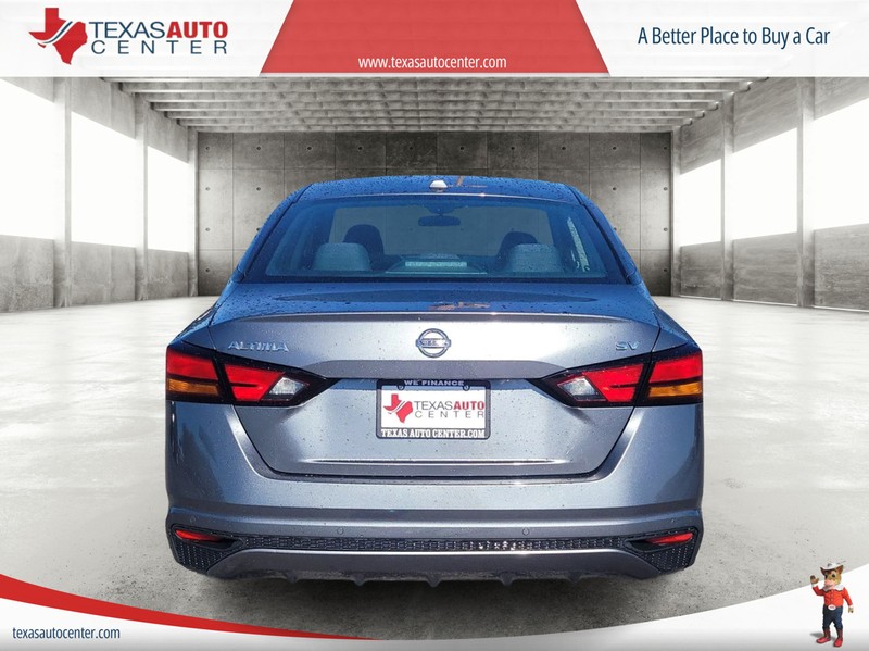 Nissan Altima Vehicle Full-screen Gallery Image 06