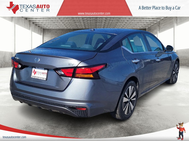 Nissan Altima Vehicle Full-screen Gallery Image 07