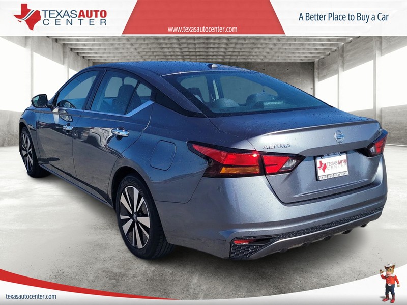 Nissan Altima Vehicle Full-screen Gallery Image 08