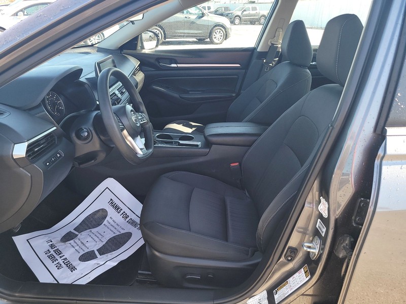 Nissan Altima Vehicle Full-screen Gallery Image 09