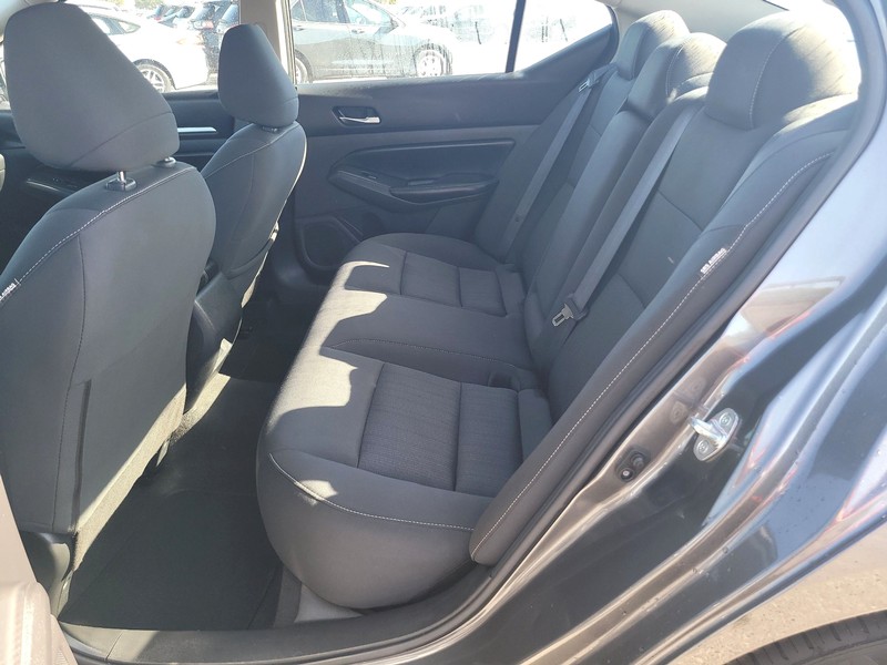 Nissan Altima Vehicle Full-screen Gallery Image 10