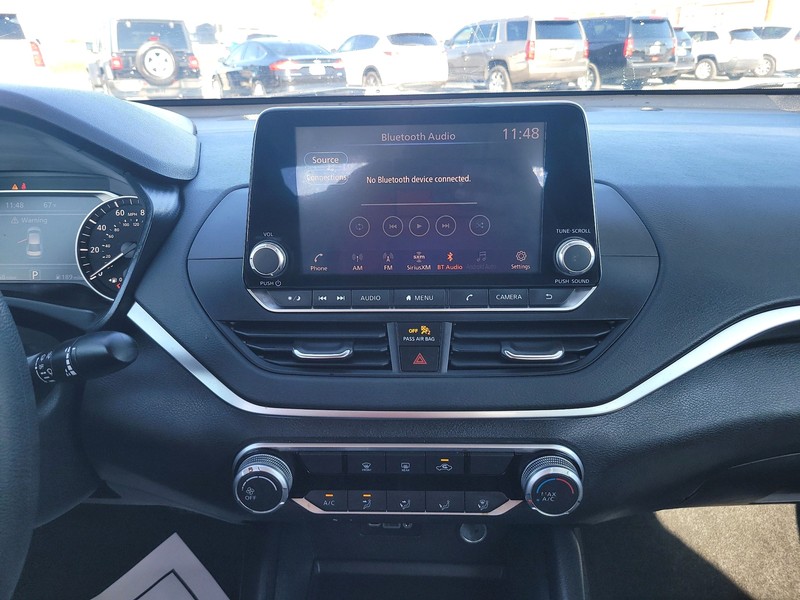 Nissan Altima Vehicle Full-screen Gallery Image 11