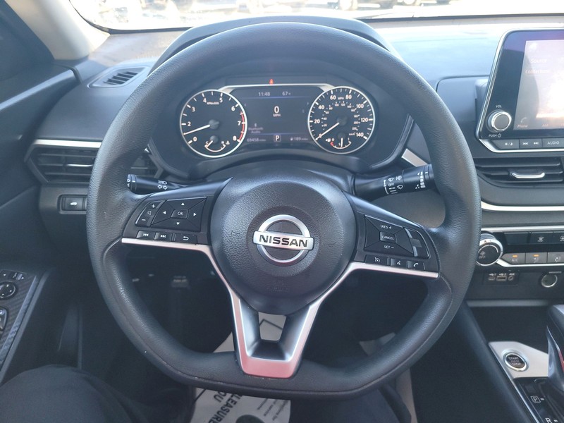 Nissan Altima Vehicle Full-screen Gallery Image 13