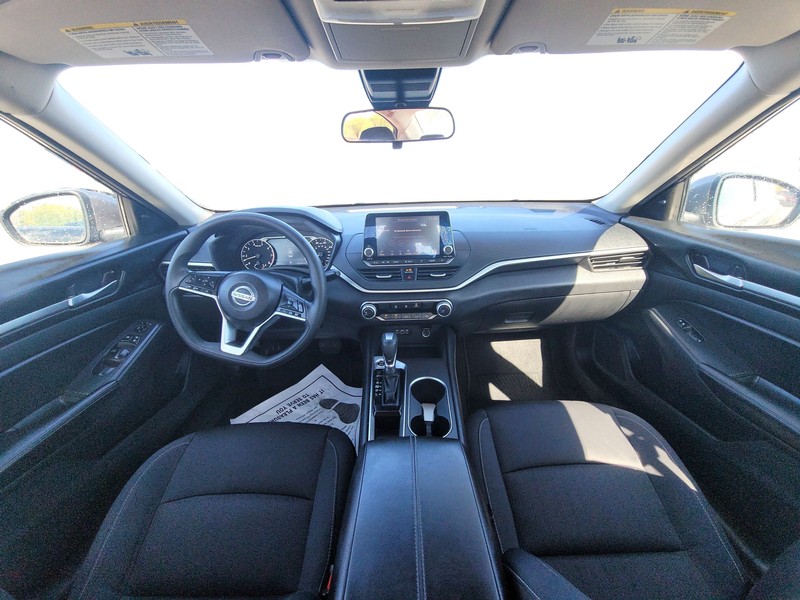 Nissan Altima Vehicle Full-screen Gallery Image 14