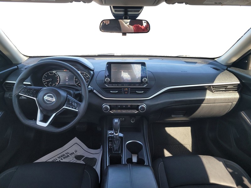 Nissan Altima Vehicle Full-screen Gallery Image 15