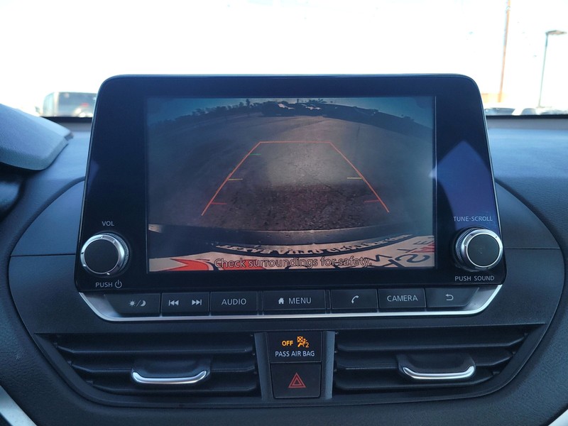 Nissan Altima Vehicle Full-screen Gallery Image 16