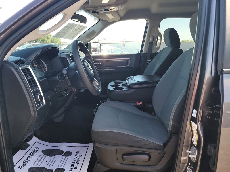 Ram 1500 Classic Vehicle Full-screen Gallery Image 09