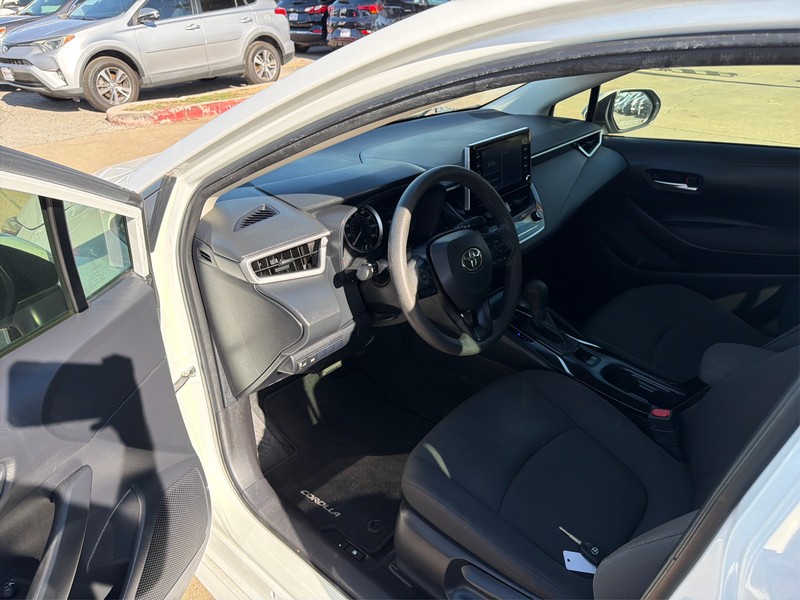 Toyota Corolla Vehicle Full-screen Gallery Image 09