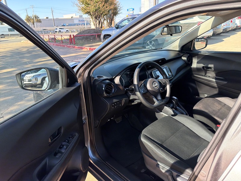 Nissan Kicks Vehicle Full-screen Gallery Image 09