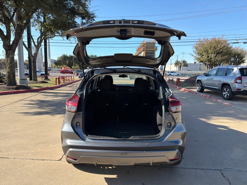 Nissan Kicks Vehicle Full-screen Gallery Image 11